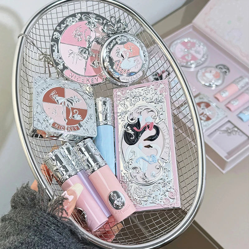 Kit de Maquiagem NICEKEY Pink Ballet Completo com 4 Batons Líquidos Matte, Blush, Pó Compacto, Paleta de Sombras, Paleta de Contorno e Colar Brinde. 💄✨