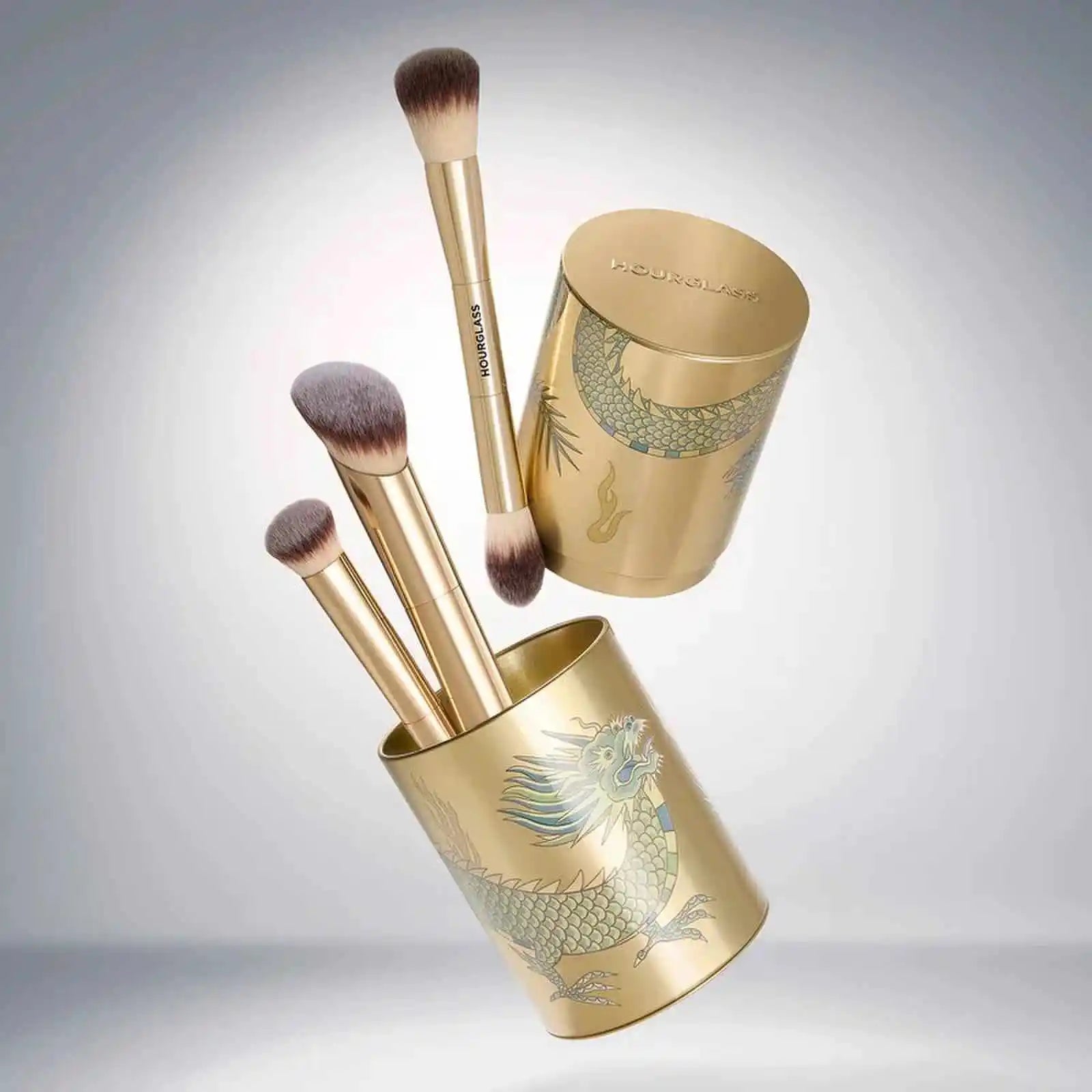 Kit de Pincéis HOURGLASS Complexion Essentials – Série Dragão com 3 Pincéis de Maquiagem, Caixa de Embalagem e Porta-Pincéis