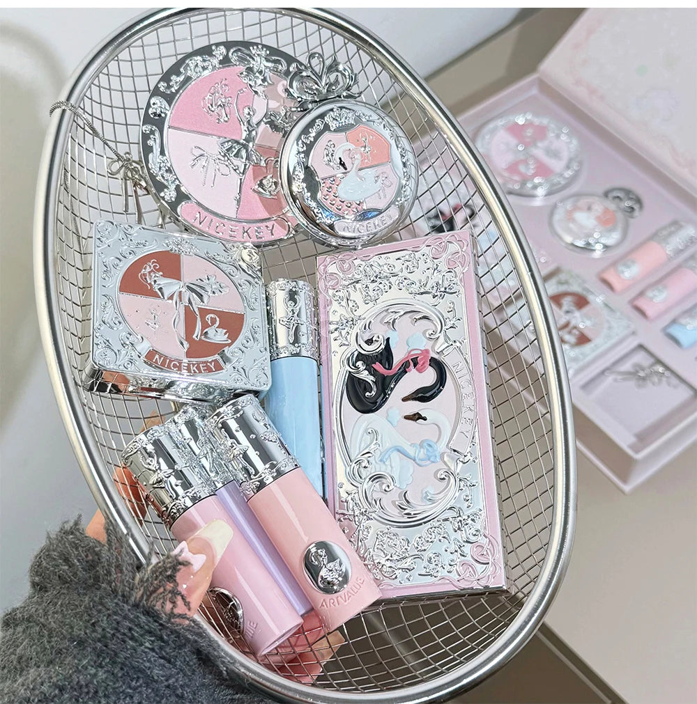 Kit de Maquiagem NICEKEY Pink Ballet Completo com 4 Batons Líquidos Matte, Blush, Pó Compacto, Paleta de Sombras, Paleta de Contorno e Colar Brinde. 💄✨